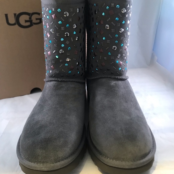 UGG CLASSIC SHORT STUD II Size 8
Color: CHRC - Picture 2 of 15